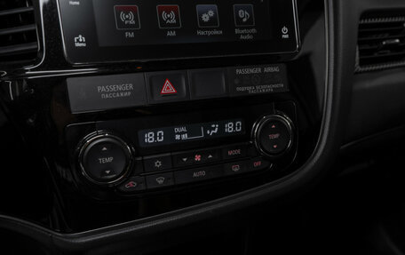 Mitsubishi Outlander III рестайлинг 3, 2018 год, 1 675 000 рублей, 16 фотография
