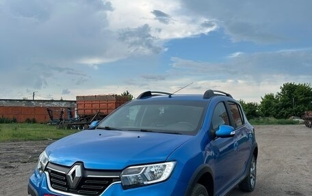 Renault Sandero II рестайлинг, 2021 год, 1 200 000 рублей, 2 фотография