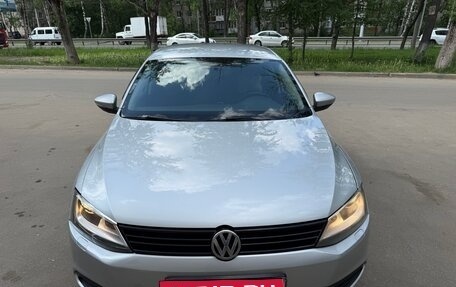 Volkswagen Jetta VI, 2013 год, 940 000 рублей, 2 фотография