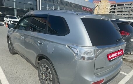 Mitsubishi Outlander III рестайлинг 3, 2014 год, 1 460 000 рублей, 2 фотография