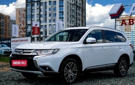 Mitsubishi Outlander III рестайлинг 3, 2018 год, 2 370 000 рублей, 2 фотография