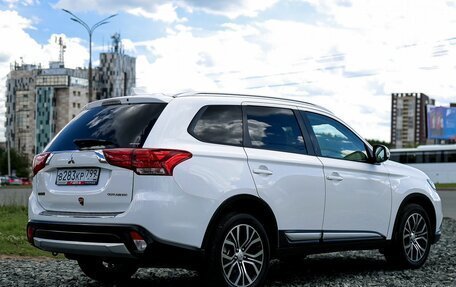 Mitsubishi Outlander III рестайлинг 3, 2018 год, 2 370 000 рублей, 5 фотография