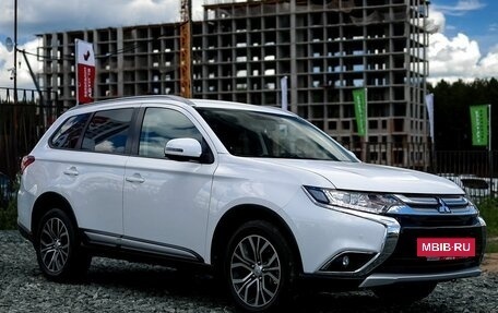 Mitsubishi Outlander III рестайлинг 3, 2018 год, 2 370 000 рублей, 4 фотография