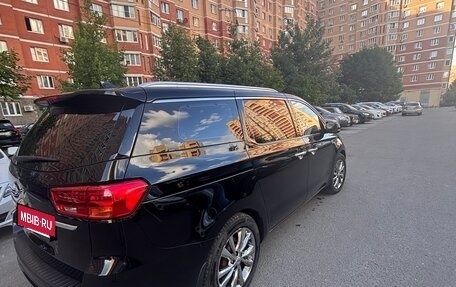 KIA Carnival III, 2018 год, 2 350 000 рублей, 2 фотография