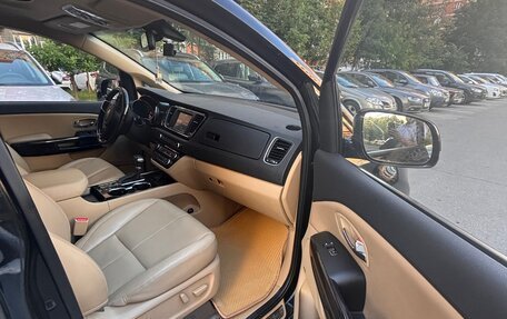 KIA Carnival III, 2018 год, 2 350 000 рублей, 10 фотография