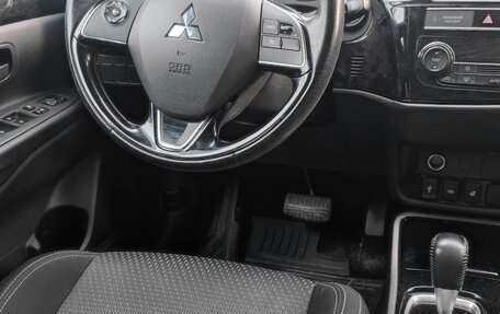 Mitsubishi Outlander III рестайлинг 3, 2019 год, 2 090 000 рублей, 13 фотография