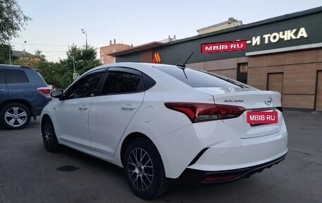 Hyundai Solaris II рестайлинг, 2021 год, 1 600 000 рублей, 4 фотография