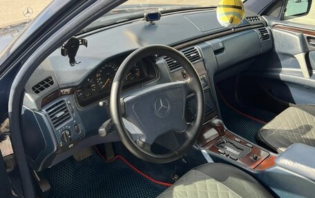 Mercedes-Benz E-Класс, 1996 год, 550 000 рублей, 10 фотография