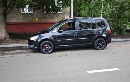 Volkswagen Touran III, 2011 год, 690 000 рублей, 2 фотография