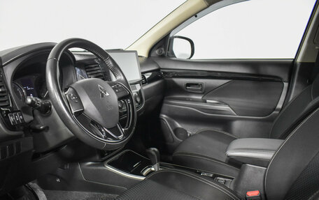 Mitsubishi Outlander III рестайлинг 3, 2019 год, 2 230 000 рублей, 10 фотография