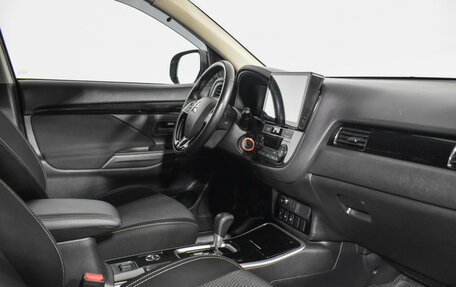 Mitsubishi Outlander III рестайлинг 3, 2019 год, 2 230 000 рублей, 13 фотография
