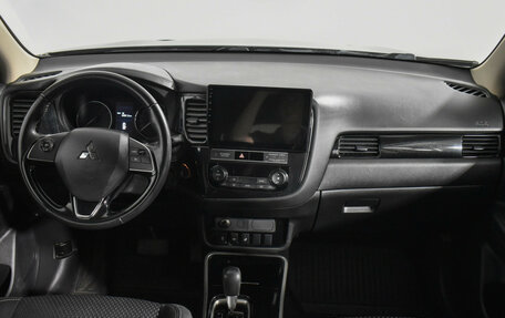 Mitsubishi Outlander III рестайлинг 3, 2019 год, 2 230 000 рублей, 14 фотография