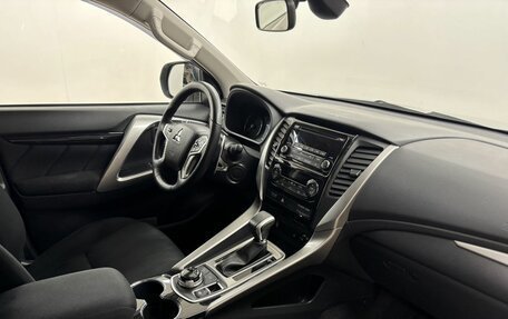 Mitsubishi Pajero Sport III рестайлинг, 2017 год, 3 350 000 рублей, 12 фотография