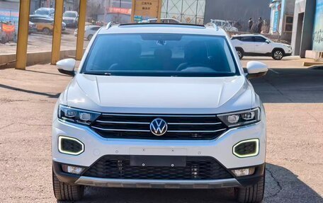 Volkswagen T-Roc I, 2023 год, 1 690 000 рублей, 2 фотография