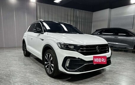 Volkswagen T-Roc I, 2023 год, 1 680 000 рублей, 1 фотография