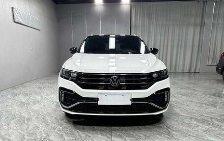 Volkswagen T-Roc I, 2023 год, 1 680 000 рублей, 2 фотография