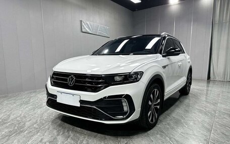 Volkswagen T-Roc I, 2023 год, 1 680 000 рублей, 3 фотография