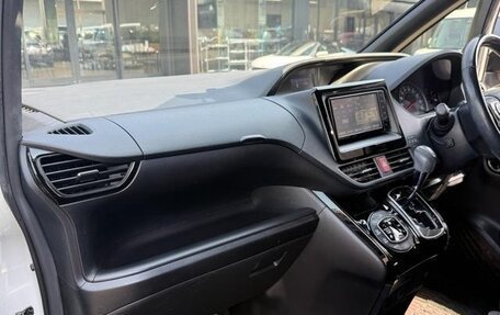 Toyota Noah III, 2021 год, 1 850 000 рублей, 11 фотография