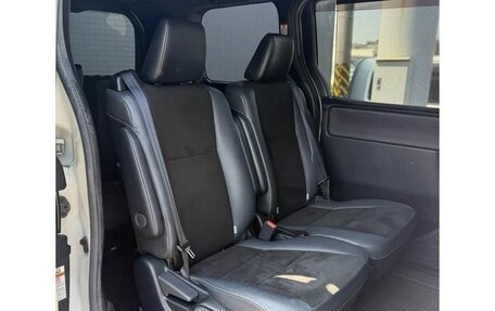 Toyota Noah III, 2021 год, 1 850 000 рублей, 17 фотография