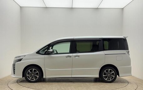Toyota Voxy III, 2021 год, 1 825 000 рублей, 7 фотография