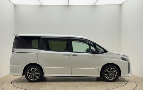Toyota Voxy III, 2021 год, 1 825 000 рублей, 8 фотография