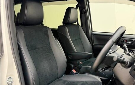 Toyota Voxy III, 2021 год, 1 825 000 рублей, 21 фотография