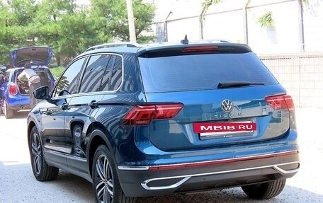 Volkswagen Tiguan II, 2022 год, 2 300 000 рублей, 3 фотография