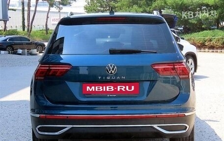Volkswagen Tiguan II, 2022 год, 2 300 000 рублей, 4 фотография