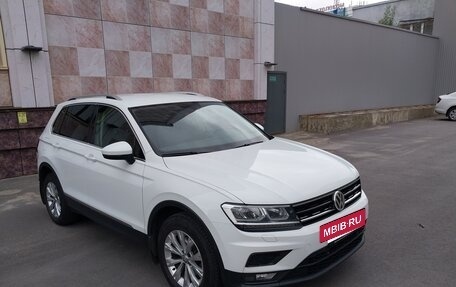 Volkswagen Tiguan II, 2018 год, 2 457 000 рублей, 2 фотография
