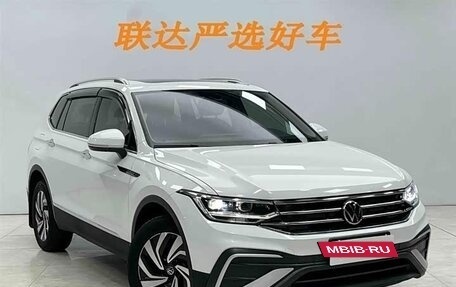 Volkswagen Tiguan II, 2023 год, 2 320 000 рублей, 3 фотография