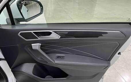 Volkswagen Tiguan II, 2023 год, 2 320 000 рублей, 10 фотография
