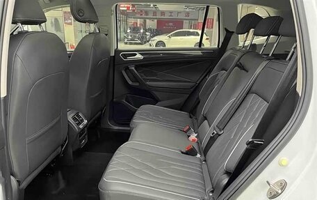 Volkswagen Tiguan II, 2023 год, 2 320 000 рублей, 20 фотография