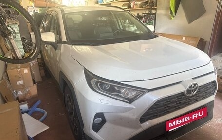 Toyota RAV4, 2021 год, 2 700 000 рублей, 4 фотография