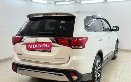 Mitsubishi Outlander III рестайлинг 3, 2018 год, 2 370 000 рублей, 4 фотография