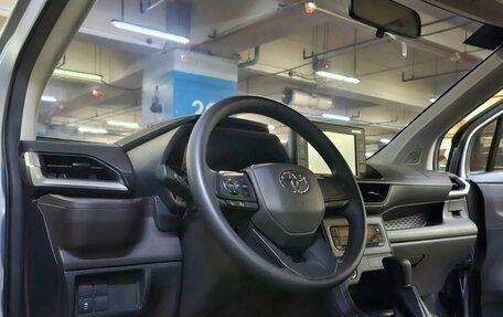 Toyota Avanza, 2023 год, 1 990 000 рублей, 10 фотография