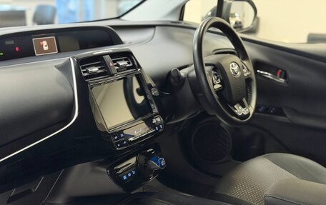 Toyota Prius IV XW50, 2019 год, 1 890 000 рублей, 9 фотография