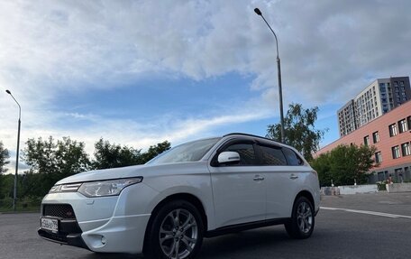 Mitsubishi Outlander III рестайлинг 3, 2013 год, 1 650 000 рублей, 8 фотография