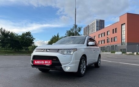 Mitsubishi Outlander III рестайлинг 3, 2013 год, 1 650 000 рублей, 2 фотография