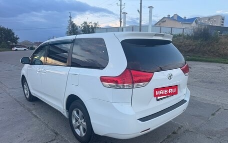 Toyota Sienna III, 2011 год, 2 050 000 рублей, 3 фотография