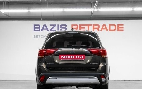 Mitsubishi Outlander III рестайлинг 3, 2019 год, 2 300 000 рублей, 13 фотография