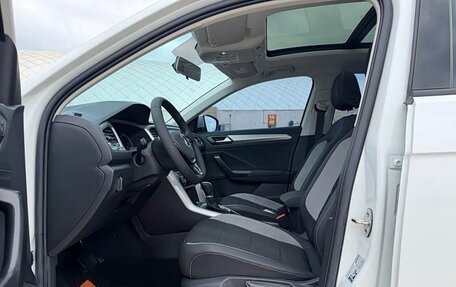 Volkswagen T-Roc I, 2023 год, 1 810 000 рублей, 10 фотография