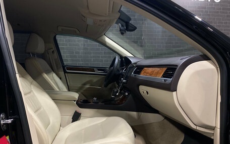 Volkswagen Touareg III, 2011 год, 1 950 000 рублей, 10 фотография