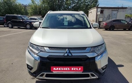 Mitsubishi Outlander III рестайлинг 3, 2019 год, 1 989 000 рублей, 2 фотография
