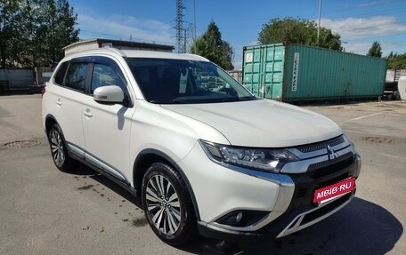 Mitsubishi Outlander III рестайлинг 3, 2019 год, 1 989 000 рублей, 3 фотография