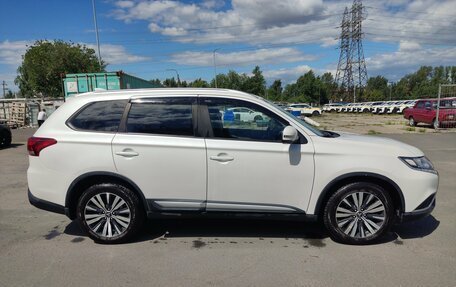 Mitsubishi Outlander III рестайлинг 3, 2019 год, 1 989 000 рублей, 4 фотография