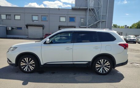 Mitsubishi Outlander III рестайлинг 3, 2019 год, 1 989 000 рублей, 8 фотография