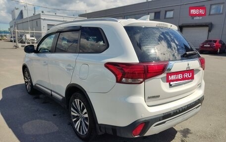 Mitsubishi Outlander III рестайлинг 3, 2019 год, 1 989 000 рублей, 7 фотография