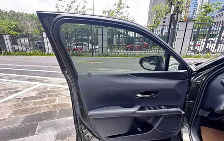 Lexus UX I, 2023 год, 1 900 000 рублей, 9 фотография