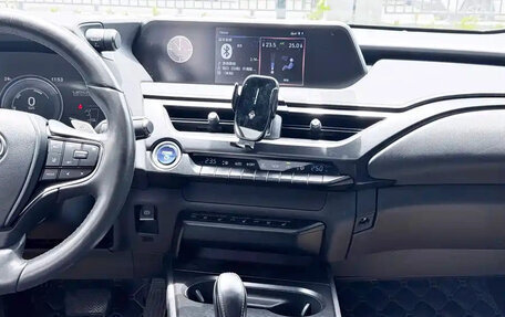 Lexus UX I, 2023 год, 1 900 000 рублей, 13 фотография
