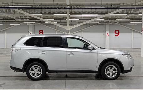 Mitsubishi Outlander III рестайлинг 3, 2014 год, 1 619 000 рублей, 4 фотография